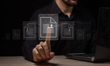 Bir işadamı şirkette çalışacak yeni çalışanlar seçer. Yeni işçiler işe almak. En iyi özgeçmişi seçiyorum.