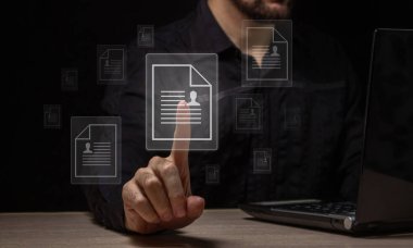 Bir işadamı şirkette çalışacak yeni çalışanlar seçer. Yeni işçiler işe almak. En iyi özgeçmişi seçiyorum.