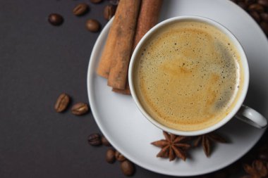 Tarçınlı espresso kahvesi, kahve çekirdekleri. Katkı maddeleriyle birlikte doğal kahve. Canlandırıcı bir içecek.