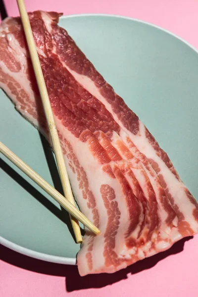 Bacon Sobre Fundo Rosa Bacon Cru Prato Paus Chineses Lado — Fotografia de Stock