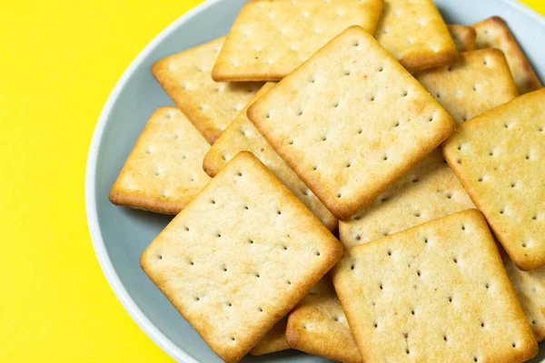 Crackers Sfondo Giallo Cracker Croccanti Freschi Piatto — Foto Stock