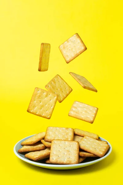 Bolachas Num Fundo Amarelo Biscoitos Caem Prato Biscoitos Frescos — Fotografia de Stock