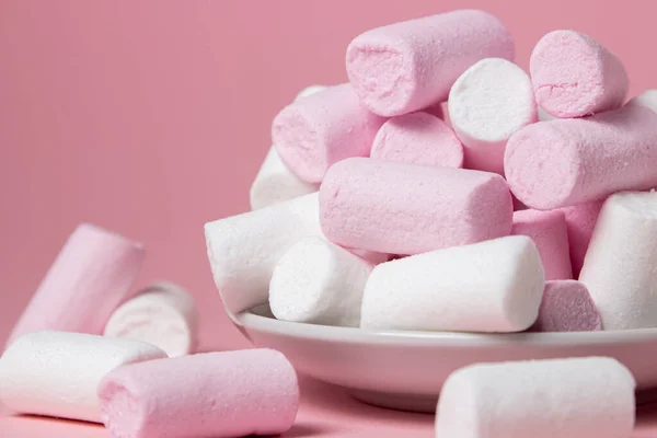 Marshmallows Fundo Rosa Marshmallows Coloridos Uma Placa Branca Sobremesa Delicada — Fotografia de Stock