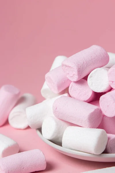 Marshmallows Fundo Rosa Marshmallows Coloridos Uma Placa Branca Sobremesa Delicada — Fotografia de Stock