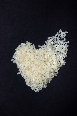 Pirinç kalp şeklinde serilmişti. Yemek yapmayı seviyorum. Siyah arkaplanda pirinç