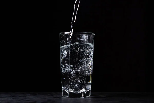 Mineraalwater Wordt Een Zwarte Achtergrond Een Glas Gegoten Nuttig Drinkwater — Stockfoto