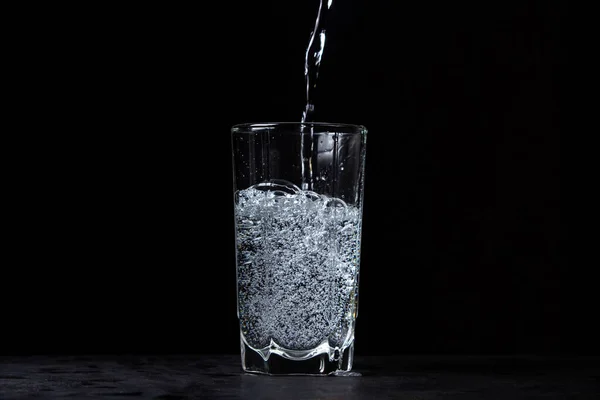 Минеральная Вода Наливается Стакан Черном Фоне Полезная Питьевая Минеральная Вода — стоковое фото