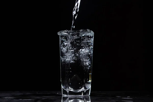 Mineralwasser Wird Ein Glas Auf Schwarzem Hintergrund Gegossen Nützliches Mineralwasser — Stockfoto