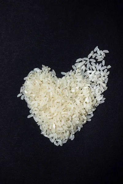 Pirinç Kalp Şeklinde Serilmişti Yemek Yapmayı Seviyorum Siyah Arkaplanda Pirinç — Stok fotoğraf