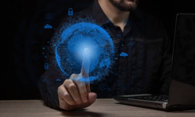 İş adamı gezegenin projeksiyonuna dokunur. Müşteri ağı yapısının küreselliği, veri alışverişi bağlantıları, dijital pazarlama, iletişim ağı ve İnternet işi kavramı.