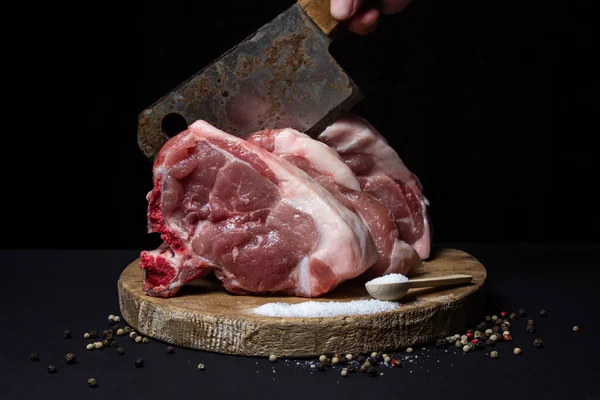 Carne Cerdo Sobre Fondo Negro Lomo Carne Con Hueso Una — Foto de Stock