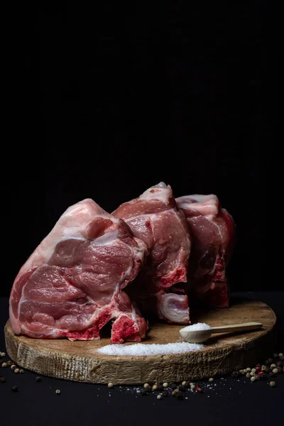 Carne Cerdo Sobre Fondo Negro Lomo Carne Con Hueso Una — Foto de Stock