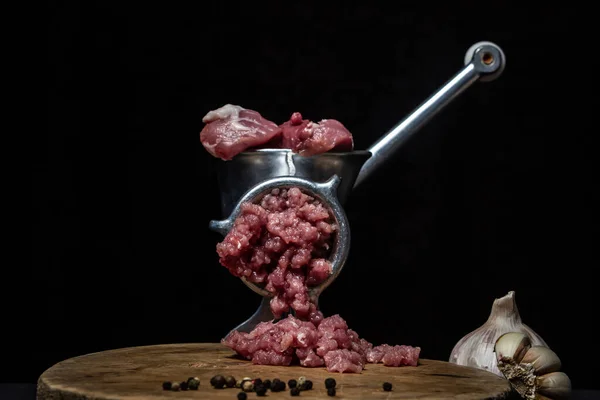 Vlees Een Vleesmolen Een Zwarte Achtergrond Varkensvlees Wordt Gedraaid Een — Stockfoto