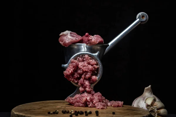 Carne Tritacarne Uno Sfondo Nero Carne Maiale Fatta Piegare Tritacarne — Foto Stock