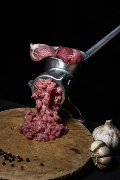 Carne Tritacarne Uno Sfondo Nero Carne Maiale Fatta Piegare Tritacarne — Foto Stock