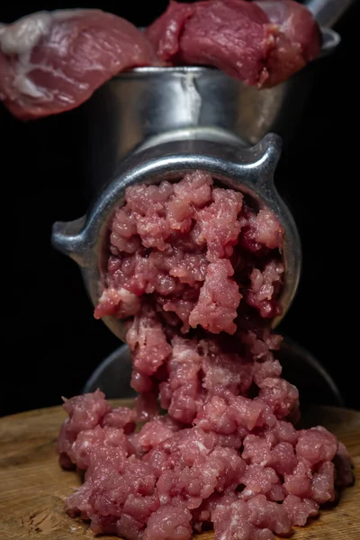 Κρέας Μύλο Κρέατος Μαύρο Φόντο Χοιρινό Κρέας Είναι Στριμμένο Ένα — Φωτογραφία Αρχείου