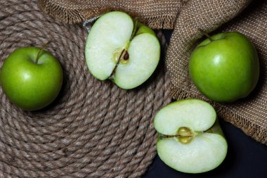Siyah arka planda yeşil elmalar. Meyve temalı. meyve sağlık için iyidir.