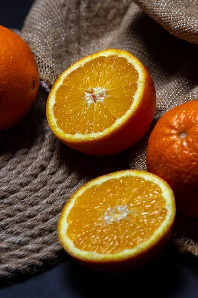 Laranjas Fundo Escuro Frutos Cítricos Maduros Laranja Cortada Meio — Fotografia de Stock