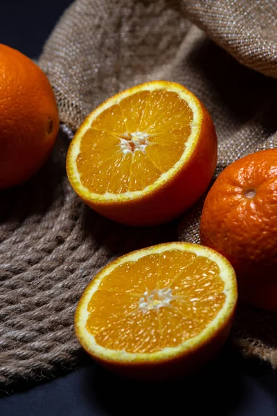 Laranjas Fundo Escuro Frutos Cítricos Maduros Laranja Cortada Meio — Fotografia de Stock