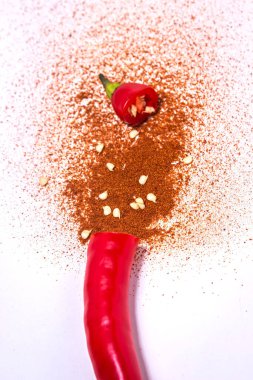 Beyaz arka planda kırmızı kırmızı biberli yarım kırmızı biber kes.