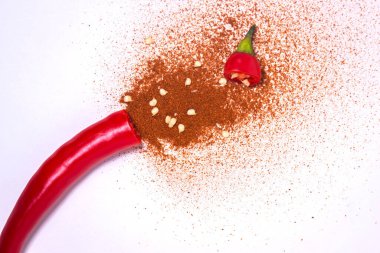 Beyaz arka planda kırmızı kırmızı biberli yarım kırmızı biber kes.