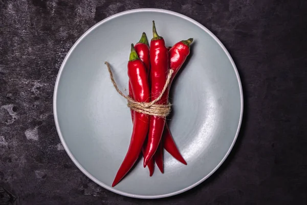 Vörös Paprika Fekete Háttérrel Forró Paprika Egy Csomóban Érett Zöldség — Stock Fotó