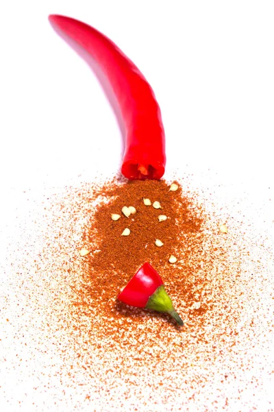 Vágjuk Félbevágott Piros Chili Paprika Őrölt Piros Chili Paprika Fehér — Stock Fotó