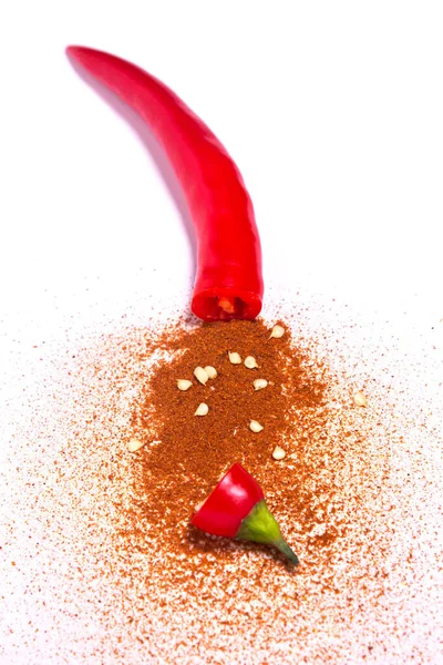Vágjuk Félbevágott Piros Chili Paprika Őrölt Piros Chili Paprika Fehér — Stock Fotó