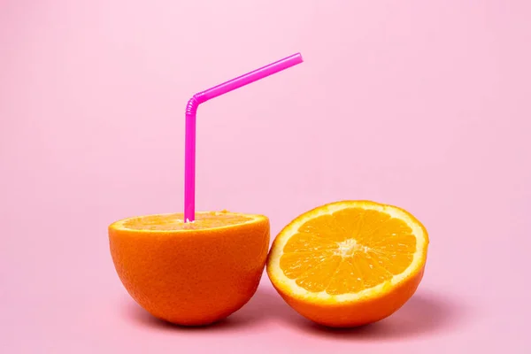 Концепція Свіжого Натурального Апельсинового Соку Нарізаний Апельсин Рожевому Фоні Освіжаючий — стокове фото