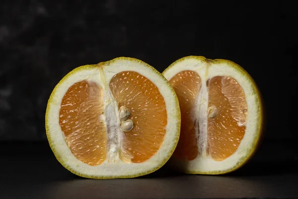Weiße Grapefruit Auf Schwarzem Hintergrund Zwei Hälften Einer Grapefruit Zitrusfrüchte — Stockfoto