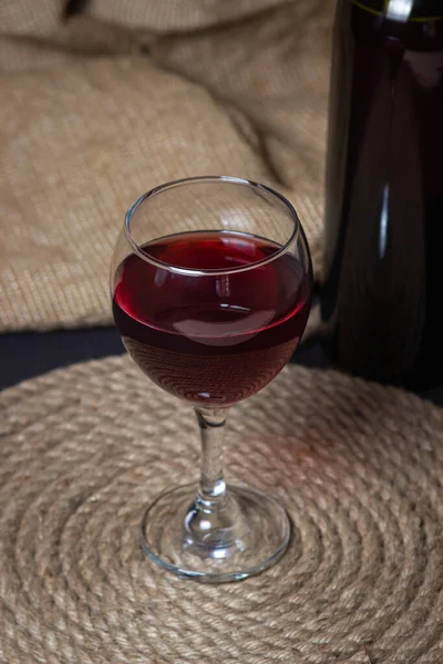 포도주를 삼베의 배경에 놓습니다 선정적 알코올음료 — 스톡 사진