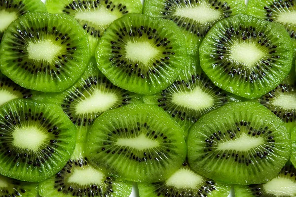 Kiwi Skivor Vatten Vit Bakgrund Skalade Och Skivade Kiwi — Stockfoto