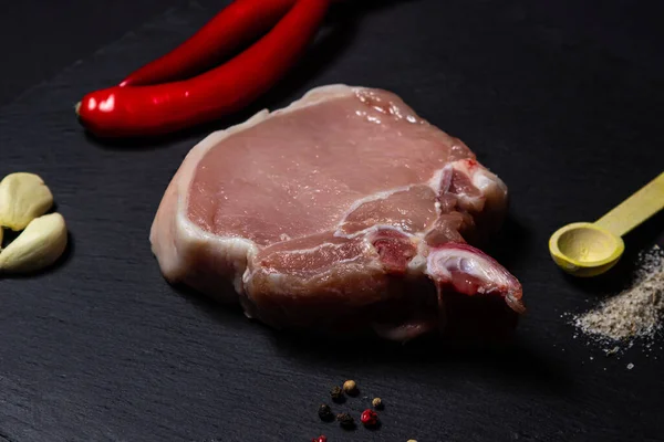 Trozo Carne Cerdo Sobre Fondo Negro Carne Cruda Plato Oscuro — Foto de Stock
