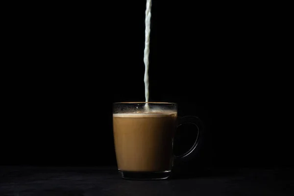 Krém Nalije Kávy Černém Pozadí Kávový Nápoj Káva Mlékem — Stock fotografie
