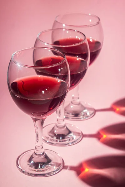 Copos Vinho Tinto Sobre Fundo Rosa Bebida Alcoólica — Fotografia de Stock