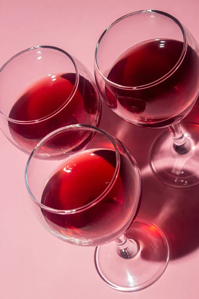 Copos Vinho Tinto Sobre Fundo Rosa Bebida Alcoólica — Fotografia de Stock