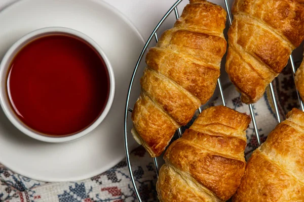 配一杯白底茶的羊角面包 美味的早餐 传统糕点 — 图库照片