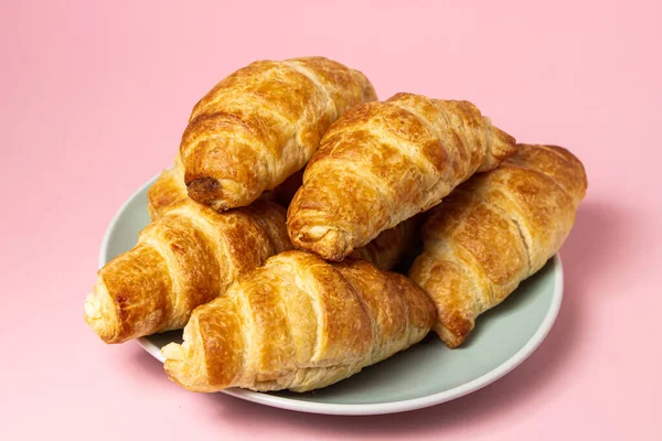 Frische Croissants Auf Rosa Hintergrund Leckeres Frühstück Traditionelles Gebäck — Stockfoto