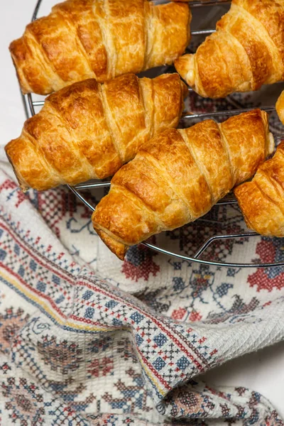 Frische Croissants Auf Einem Stahlrost Leckeres Frühstück Traditionelles Gebäck — Stockfoto