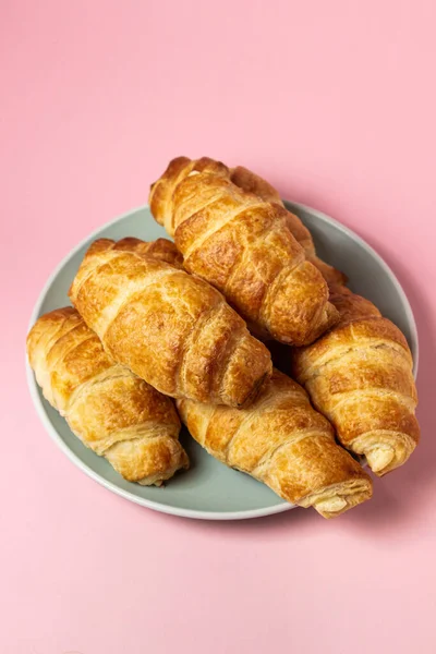 Frische Croissants Auf Rosa Hintergrund Leckeres Frühstück Traditionelles Gebäck — Stockfoto