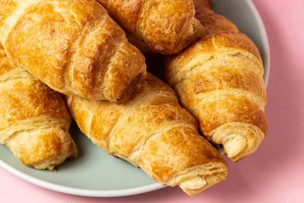 Frische Croissants Auf Rosa Hintergrund Leckeres Frühstück Traditionelles Gebäck — Stockfoto