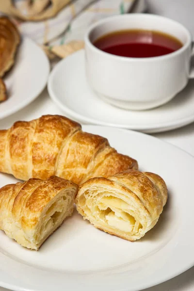 Croissant Halbiert Auf Einem Weißen Teller Leckeres Frühstück Traditionelles Gebäck — Stockfoto