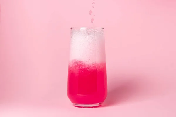 Een Roze Drankje Wordt Gegoten Een Glas Een Roze Achtergrond — Stockfoto