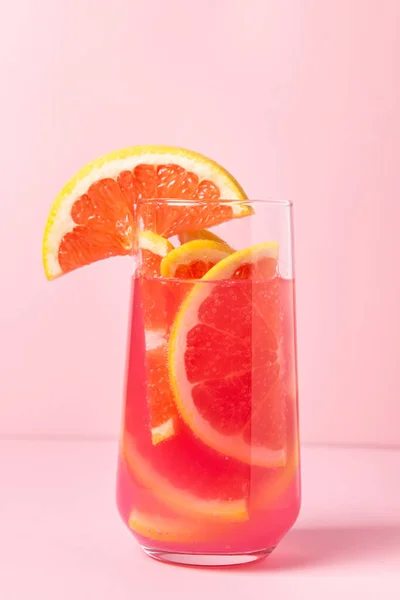 Roze Cocktail Met Grapefruit Een Roze Achtergrond Een Zoete Fruitcocktail — Stockfoto