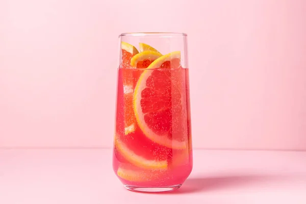 Roze Cocktail Met Grapefruit Een Roze Achtergrond Een Zoete Fruitcocktail — Stockfoto