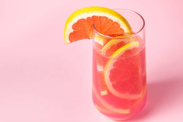 Roze Cocktail Met Grapefruit Een Roze Achtergrond Een Zoete Fruitcocktail — Stockfoto