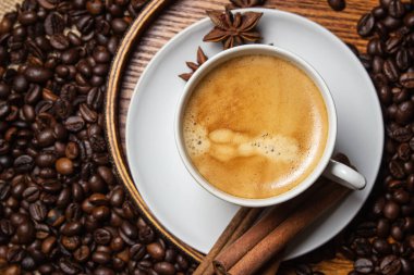 Kahve çekirdeğinin arka planında Espresso kahvesi. Tonik. Bir fincan doğal kahve.