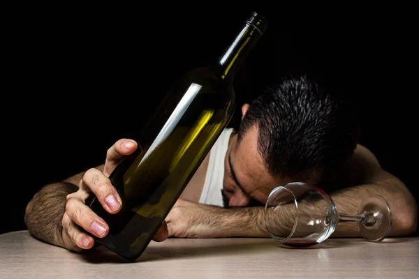 Alkoholizmus Alkoholfüggőség Fogalma Férfi Elaludt Mérgezéstől Túlzott Borfogyasztás — Stock Fotó