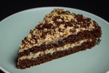 Lezzetli ve kolay bir tatlı. Ev yapımı pişirme. Siyah arka planda muzlu çikolatalı pasta..