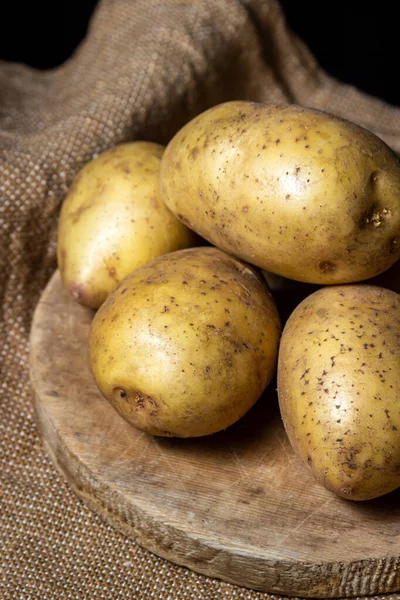 Young Potatoes Black Background Raw Yellow Potatoes New Crop — Stock Photo, Image